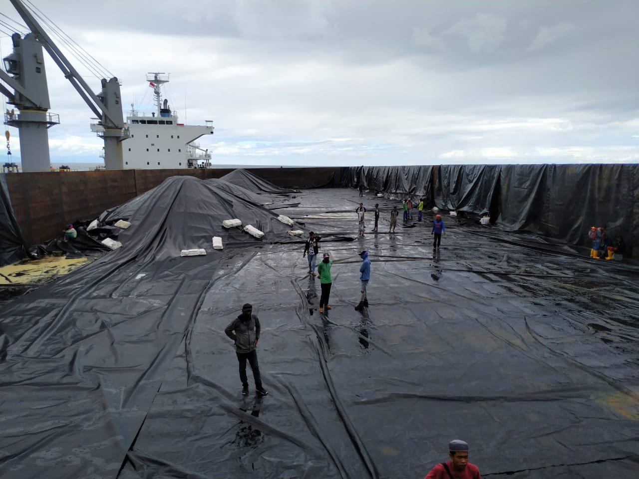 Geomembrane untuk Cover Stockpile & Area Produksi: Proteksi Material dari Air dan Kontaminasi